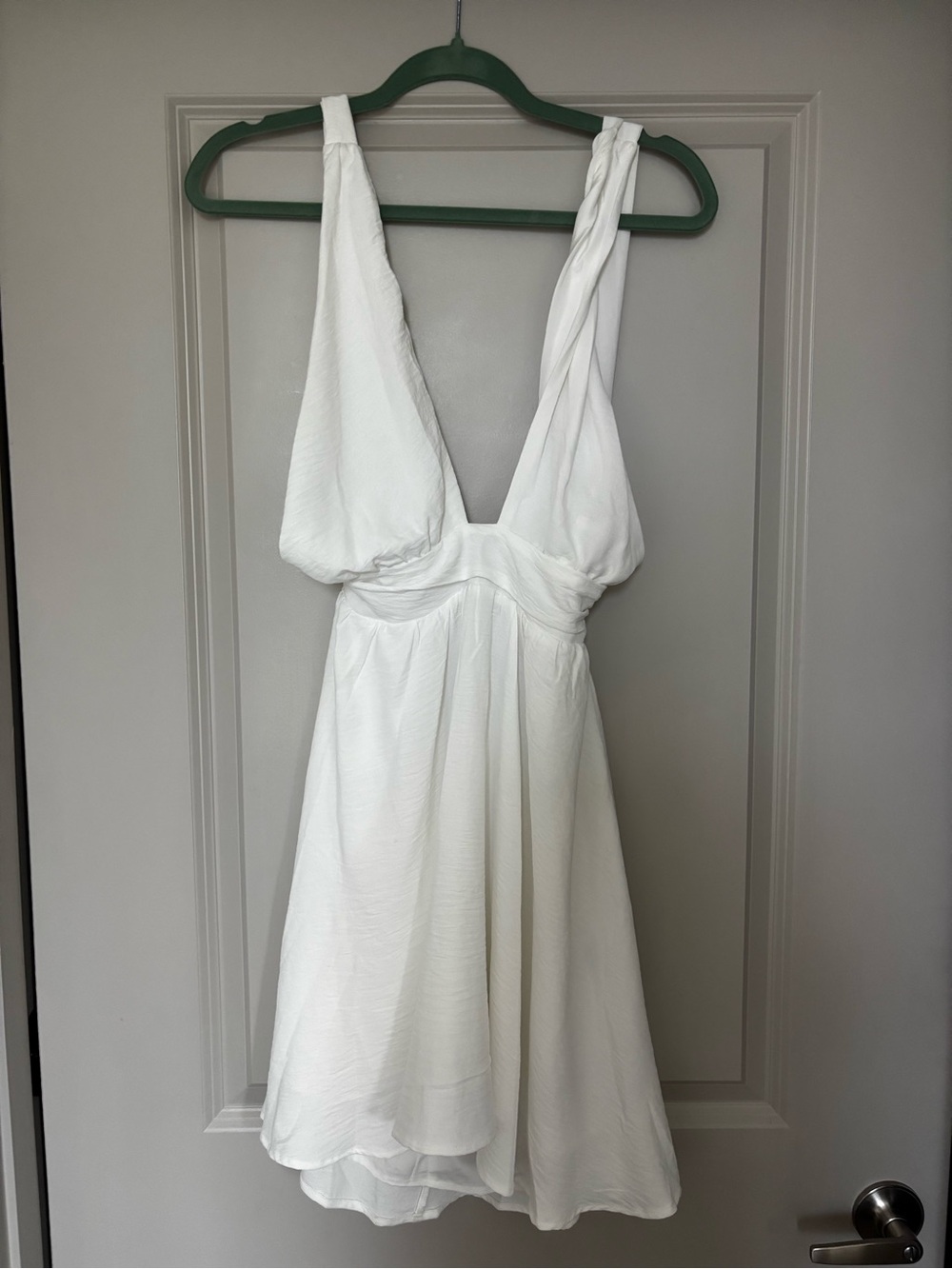 White V-Neck Sleeveless Cocktail Dress